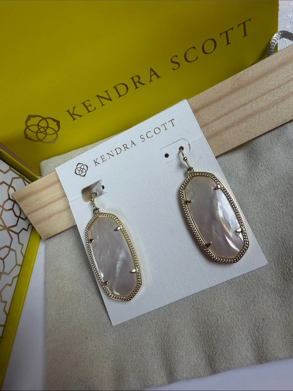 Kendra Scott Pink Mother-of-Pearl Gold-Tone Elle Drop Earrings